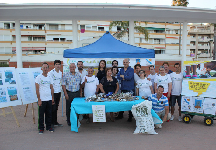Voluntarios de Aprosmo y Asprogrades recogen residuos dentro del proyecto Playas Limpias para dar una leccin a la ciudadana